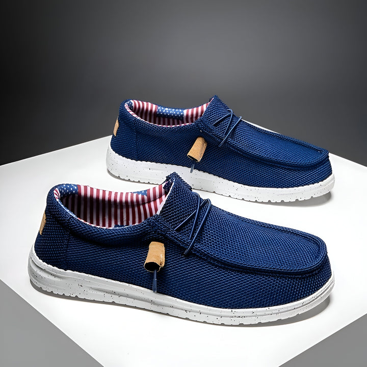 Paire de chaussures décontractées bleues en toile avec lacets élastiques et semelle blanche mouchetée. L'intérieur est orné d'un motif rayé rouge et blanc avec des étoiles bleues., 45286678397109,45286678429877,45286678462645,45286678495413,45286678528181,45286678560949,45286678593717,45286678626485,45286678659253,45286678692021,45286678724789,45286678757557,45286678790325,45286678823093,45286678855861,45286678888629,45286678921397,45286678954165,45286678986933,45286679019701,45286679052469,452866