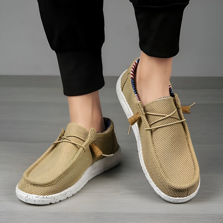 Chaussures décontractées beiges en toile respirante avec lacets. Détails de la doublure intérieure rayée rouge, blanc et bleu. Portées avec un pantalon de survêtement noir., 45286678397109,45286678429877,45286678462645,45286678495413,45286678528181,45286678560949,45286678593717,45286678626485,45286678659253,45286678692021,45286678724789,45286678757557,45286678790325,45286678823093,45286678855861,45286678888629,45286678921397,45286678954165,45286678986933,45286679019701,45286679052469,45286679085237