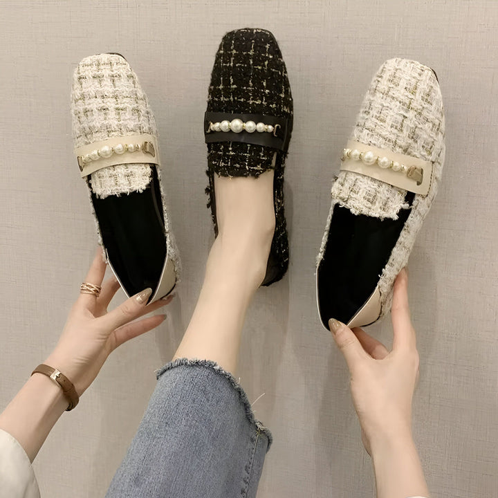 Trois mocassins carrés élégants, un porté. Textures tweed noir et beige clair, détails de fausses perles. Mode féminine confortable et chic., 45286628786357,45286628819125,45286628851893,45286628884661,45286628917429,45286628950197,45286628982965,45286629015733,45286629048501,45286629081269,45286629114037,45286629146805