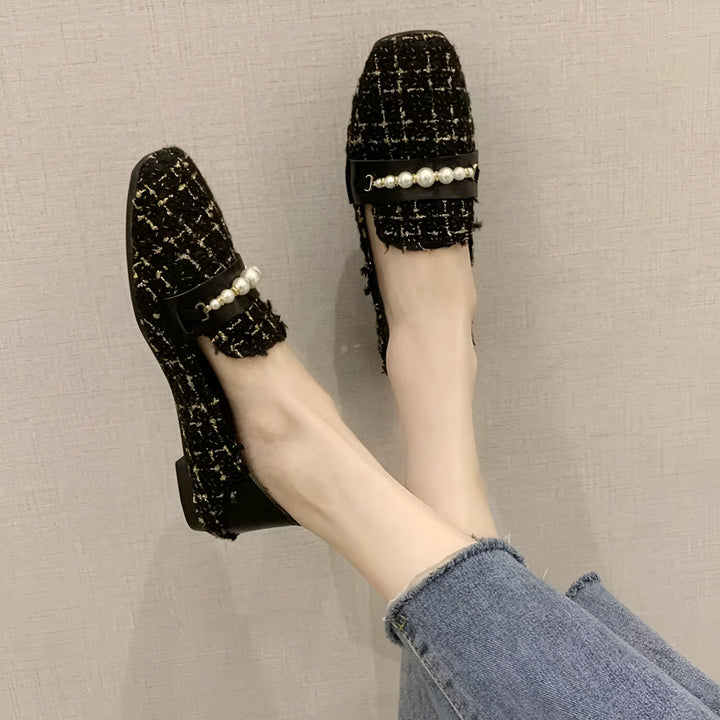 Pieds portant des mocassins noirs à carreaux tweed, ornés de fausses perles, avec un jean décontracté. Chaussures élégantes et confortables., 45286628786357,45286628819125,45286628851893,45286628884661,45286628917429,45286628950197,45286628982965,45286629015733,45286629048501,45286629081269,45286629114037,45286629146805