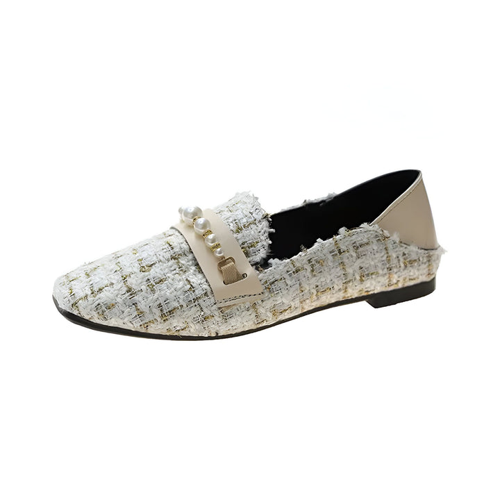 Mocassin pour femme en tweed blanc et doré. Une bride beige ornée de perles ajoute une touche élégante. Le talon est également beige. Chaussure plate confortable et sophistiquée., 45286628786357,45286628819125,45286628851893,45286628884661,45286628917429,45286628950197,45286628982965,45286629015733,45286629048501,45286629081269,45286629114037,45286629146805
