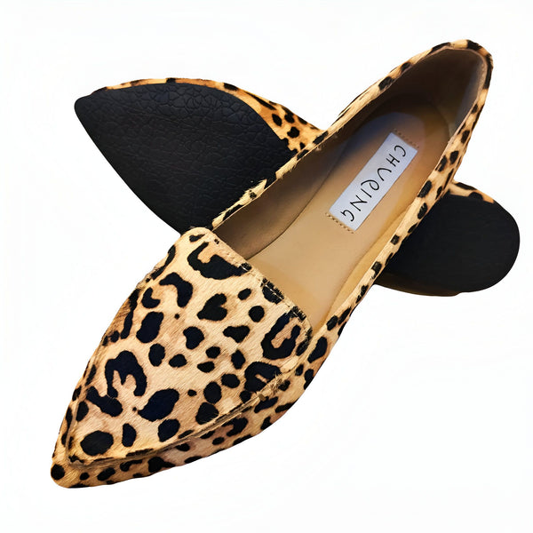 Paire d'élégantes chaussures plates pointues à motif léopard sur fond blanc. Semelles noires apparentes. Mode féminine., 45287154319541,45287154352309,45287154385077,45287154417845,45287154450613,45287154483381,45287154516149,45287154548917,45287154581685,45287154614453,45287154647221,45287154679989