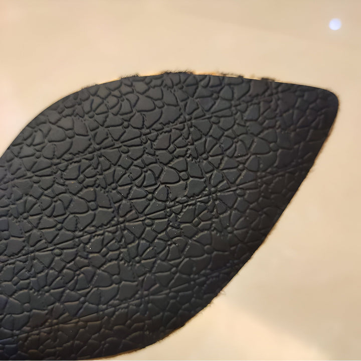 Gros plan texturé de la semelle noire d'une chaussure. Détails du motif antidérapant. Résistance au glissement, adhérence assurée., 45287154319541,45287154352309,45287154385077,45287154417845,45287154450613,45287154483381,45287154516149,45287154548917,45287154581685,45287154614453,45287154647221,45287154679989