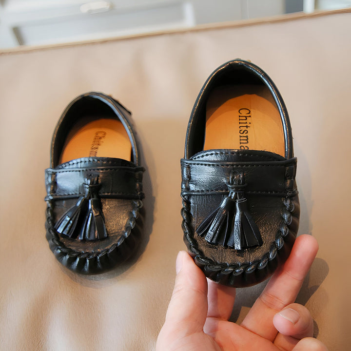 Mocassins noirs pour enfants avec glands, marque "Chitsma". Chaussures élégantes en cuir synthétique, mode enfantine., 45286869041333,45286869074101,45286869106869,45286869139637,45286869172405,45286869205173,45286869237941,45286869270709,45286869303477,45286869336245,45286869369013,45286869401781,45286869434549,45286869467317,45286869500085,45286869532853,45286869565621,45286869598389,45286869631157,45286869663925,45286869696693,45286869729461,45286869762229,45286869794997,45286869827765,4528686986053