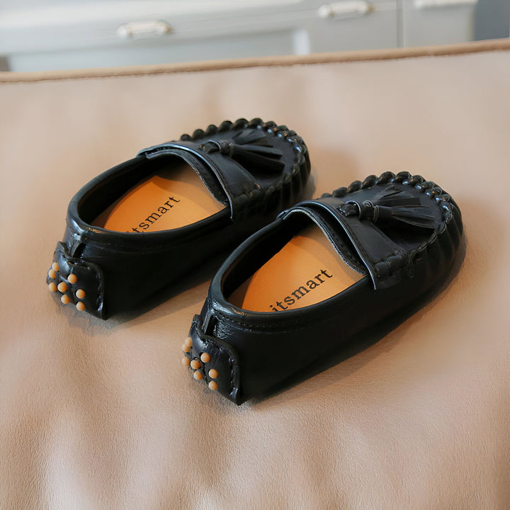 Paire de mocassins noirs pour enfants avec des glands et semelles marron clair., 45286869041333,45286869074101,45286869106869,45286869139637,45286869172405,45286869205173,45286869237941,45286869270709,45286869303477,45286869336245,45286869369013,45286869401781,45286869434549,45286869467317,45286869500085,45286869532853,45286869565621,45286869598389,45286869631157,45286869663925,45286869696693,45286869729461,45286869762229,45286869794997,45286869827765,45286869860533,45286869893301,45286869926069,452868699