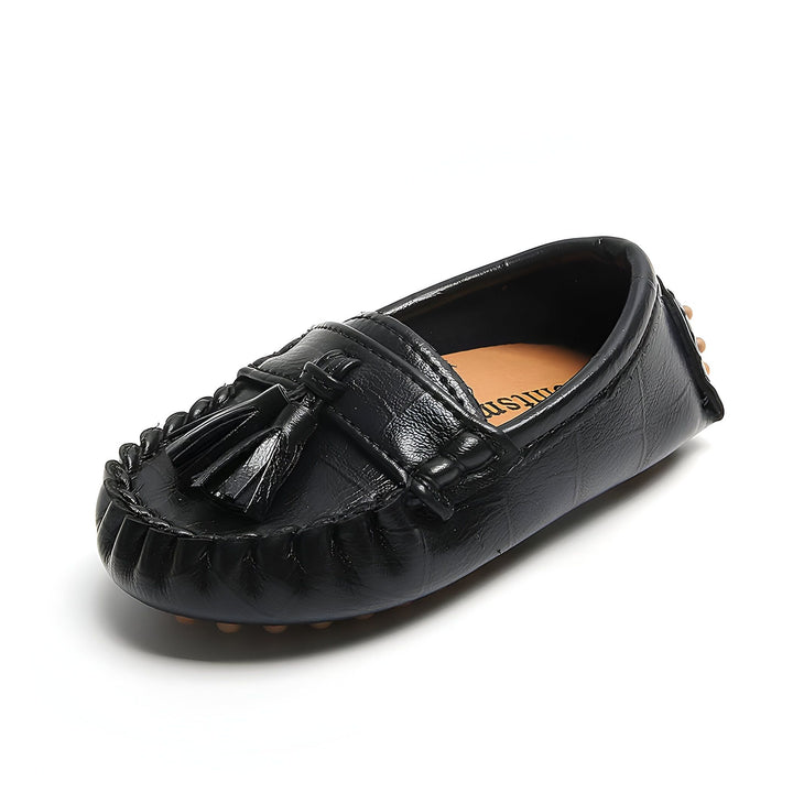 Mocassin noir pour enfant, avec glands décoratifs. Chaussure élégante et confortable pour les petits pieds. Idéal pour les occasions spéciales et le quotidien., 45286869041333,45286869074101,45286869106869,45286869139637,45286869172405,45286869205173,45286869237941,45286869270709,45286869303477,45286869336245,45286869369013,45286869401781,45286869434549,45286869467317,45286869500085,45286869532853,45286869565621,45286869598389,45286869631157,45286869663925,45286869696693,45286869729461,45286869762229