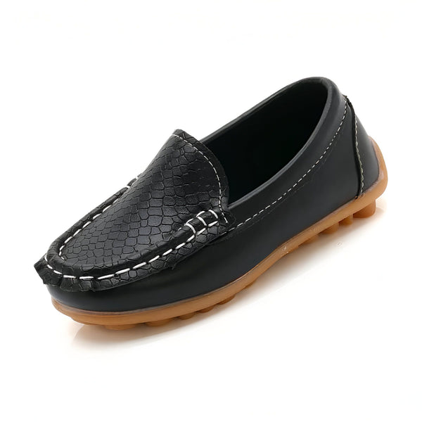 Mocassin noir pour enfant avec détail imitation peau de serpent. Chaussure décontractée et élégante avec couture blanche., 45287046381749,45287046414517,45287046447285,45287046480053,45287046512821,45287046545589,45287046578357,45287046611125,45287046643893,45287046676661,45287046709429,45287046742197,45287046774965,45287046807733,45287046840501,45287046873269,45287046906037,45287046938805,45287046971573,45287047004341,45287047037109,45287047069877,45287047102645,45287047135413,45287047168181,4528704