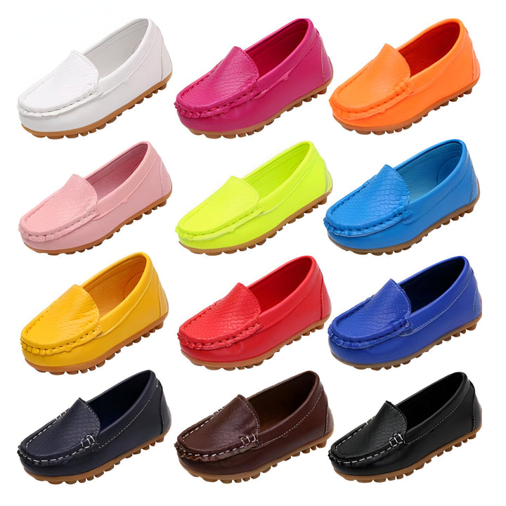Assortiment coloré de mocassins pour enfants. Chaussures plates, confortables et décontractées en cuir synthétique. Disponibles en blanc, rose, jaune, orange, rouge, vert, bleu, marron et noir., 45287046381749,45287046414517,45287046447285,45287046480053,45287046512821,45287046545589,45287046578357,45287046611125,45287046643893,45287046676661,45287046709429,45287046742197,45287046774965,45287046807733,45287046840501,45287046873269,45287046906037,45287046938805,45287046971573,45287047004341,45287047037