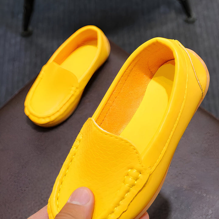 Mocassins jaunes en cuir verni pour enfant, présentés à la main. Style classique et confortable., 45287046381749,45287046414517,45287046447285,45287046480053,45287046512821,45287046545589,45287046578357,45287046611125,45287046643893,45287046676661,45287046709429,45287046742197,45287046774965,45287046807733,45287046840501,45287046873269,45287046906037,45287046938805,45287046971573,45287047004341,45287047037109,45287047069877,45287047102645,45287047135413,45287047168181,45287047200949,45287047233717,4528