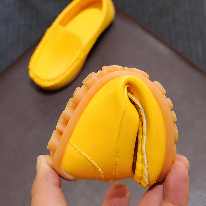 Mocassins souples jaunes dans une main, semelle flexible et légère. Chaussure décontractée, confortable et tendance., 45287046381749,45287046414517,45287046447285,45287046480053,45287046512821,45287046545589,45287046578357,45287046611125,45287046643893,45287046676661,45287046709429,45287046742197,45287046774965,45287046807733,45287046840501,45287046873269,45287046906037,45287046938805,45287046971573,45287047004341,45287047037109,45287047069877,45287047102645,45287047135413,45287047168181,4528704720094