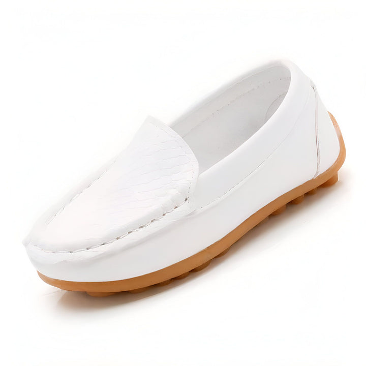 Mocassin blanc élégant avec semelle marron claire, idéal pour un look décontracté chic. Chaussure en cuir souple., 45287046381749,45287046414517,45287046447285,45287046480053,45287046512821,45287046545589,45287046578357,45287046611125,45287046643893,45287046676661,45287046709429,45287046742197,45287046774965,45287046807733,45287046840501,45287046873269,45287046906037,45287046938805,45287046971573,45287047004341,45287047037109,45287047069877,45287047102645,45287047135413,45287047168181,45287047200949,