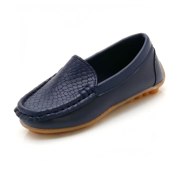 Mocassin bleu marine pour enfant, texture peau de serpent, semelle marron claire. Chaussure élégante et confortable pour les petits. Mode enfantine, souliers décontractés., 45287046381749,45287046414517,45287046447285,45287046480053,45287046512821,45287046545589,45287046578357,45287046611125,45287046643893,45287046676661,45287046709429,45287046742197,45287046774965,45287046807733,45287046840501,45287046873269,45287046906037,45287046938805,45287046971573,45287047004341,45287047037109,45287047069877,452