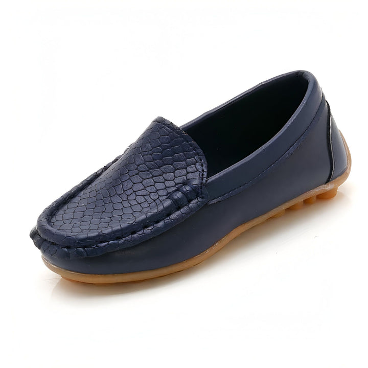 Mocassin bleu marine pour enfant, texture peau de serpent, semelle marron claire. Chaussure élégante et confortable pour les petits. Mode enfantine, souliers décontractés., 45287046381749,45287046414517,45287046447285,45287046480053,45287046512821,45287046545589,45287046578357,45287046611125,45287046643893,45287046676661,45287046709429,45287046742197,45287046774965,45287046807733,45287046840501,45287046873269,45287046906037,45287046938805,45287046971573,45287047004341,45287047037109,45287047069877,452