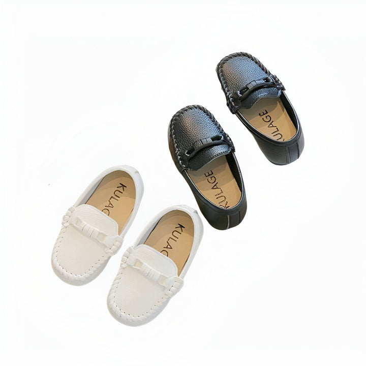 Deux paires de mocassins pour enfants, une noire et une blanche, sur fond blanc. Les chaussures sont neuves et élégantes., 45287045103797,45287045136565,45287045169333,45287045202101,45287045234869,45287045267637,45287045300405,45287045333173,45287045365941,45287045398709,45287045431477,45287045464245,45287045497013,45287045529781,45287045562549,45287045595317,45287045628085,45287045660853,45287045693621,45287045726389,45287045759157,45287045791925,45287045824693,45287045857461,45287045890229,4528704592
