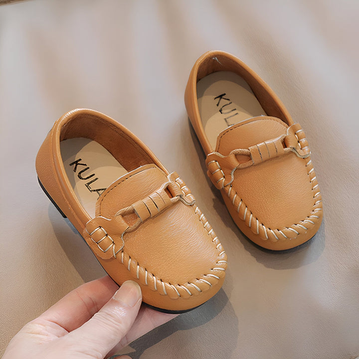 Mocassins pour enfant en cuir marron clair avec détail de noeud décoratif et couture apparente. Le mot "KULA" est inscrit à l'intérieur. Mode enfantine, chaussures confortables pour les petits., 45287045103797,45287045136565,45287045169333,45287045202101,45287045234869,45287045267637,45287045300405,45287045333173,45287045365941,45287045398709,45287045431477,45287045464245,45287045497013,45287045529781,45287045562549,45287045595317,45287045628085,45287045660853,45287045693621,45287045726389,45287045759