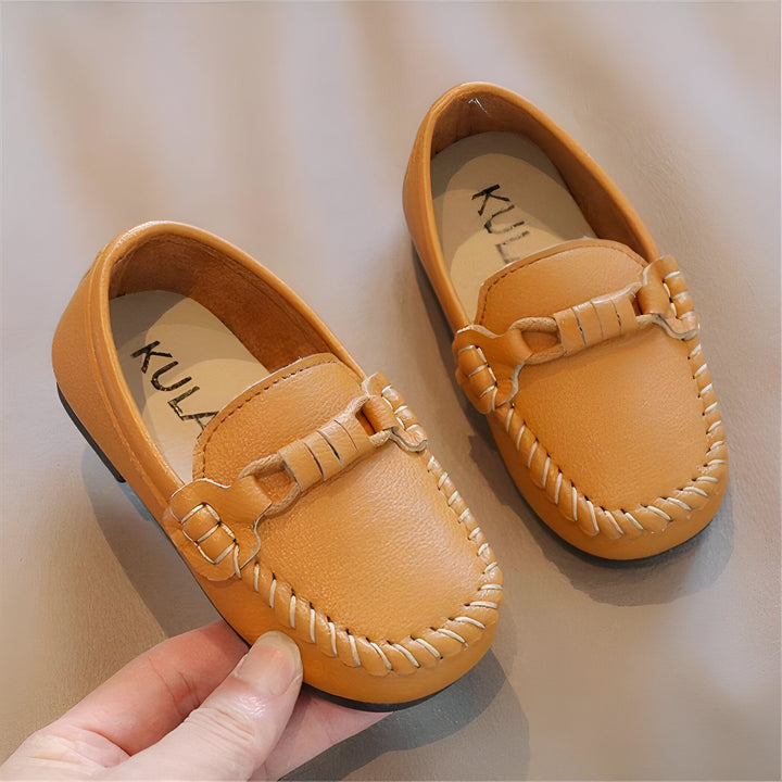Mocassins en cuir orange pour enfant avec détail décoratif sur le dessus et inscription "KULA" à l'intérieur. Chaussures élégantes pour garçon ou fille., 45287045103797,45287045136565,45287045169333,45287045202101,45287045234869,45287045267637,45287045300405,45287045333173,45287045365941,45287045398709,45287045431477,45287045464245,45287045497013,45287045529781,45287045562549,45287045595317,45287045628085,45287045660853,45287045693621,45287045726389,45287045759157,45287045791925,45287045824693,4528