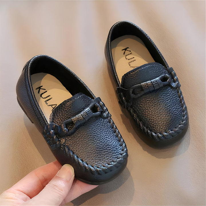 Mocassins noirs pour enfants avec détail de tresse et boucle. Chaussures élégantes et confortables de marque Kula, parfaites pour les tenues habillées et décontractées des petits., 45287045103797,45287045136565,45287045169333,45287045202101,45287045234869,45287045267637,45287045300405,45287045333173,45287045365941,45287045398709,45287045431477,45287045464245,45287045497013,45287045529781,45287045562549,45287045595317,45287045628085,45287045660853,45287045693621,45287045726389,45287045759157,45287045