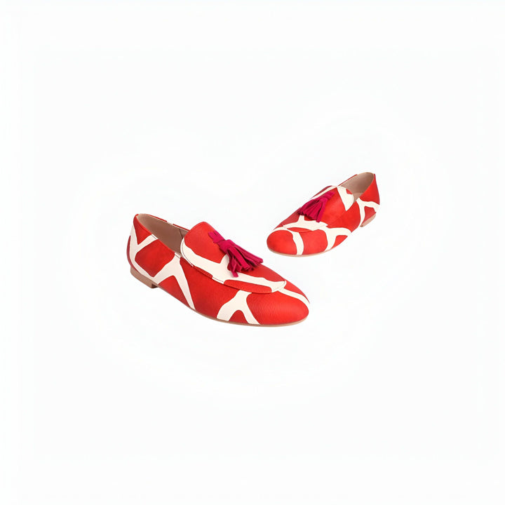 Mocassins femme rouges et blancs à motifs géométriques et à pompons décoratifs. Chaussures confortables et élégantes pour un look original., 45286643171509,45286643204277,45286643237045,45286643269813,45286643302581,45286643335349,45286643368117,45286643400885,45286643433653