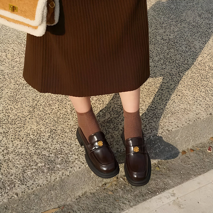 Gros plan sur une femme portant une jupe marron, des mocassins en cuir marron avec ornements dorés et des chaussettes assorties. Un sac à main en fausse fourrure beige est également visible. Style automnal., 45286630490293,45286630523061,45286630555829,45286630588597,45286630621365,45286630654133,45286630686901,45286630719669,45286630752437,45286630785205