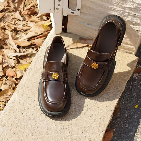 Mocassins en cuir marron avec détail doré, chaussures élégantes pour femme, style preppy chic., 45286630490293,45286630523061,45286630555829,45286630588597,45286630621365,45286630654133,45286630686901,45286630719669,45286630752437,45286630785205