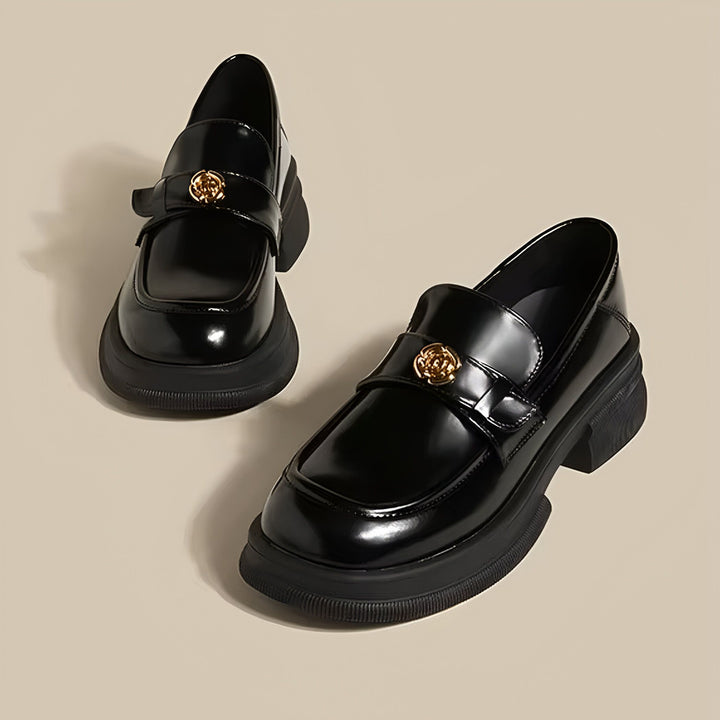 Mocassins noirs vernis à semelles compensées. Chaussures élégantes avec détails dorés. Mode automne-hiver., 45286630490293,45286630523061,45286630555829,45286630588597,45286630621365,45286630654133,45286630686901,45286630719669,45286630752437,45286630785205