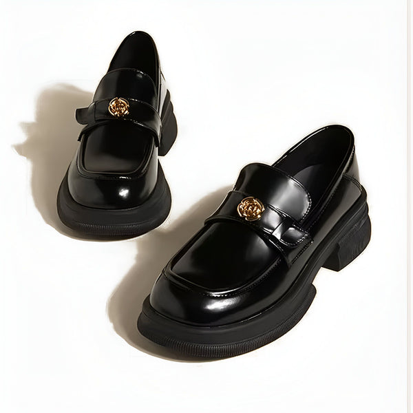 Mocassins noirs vernis avec semelle épaisse et ornement doré. Chaussures élégantes pour femmes., 45286630490293,45286630523061,45286630555829,45286630588597,45286630621365,45286630654133,45286630686901,45286630719669,45286630752437,45286630785205