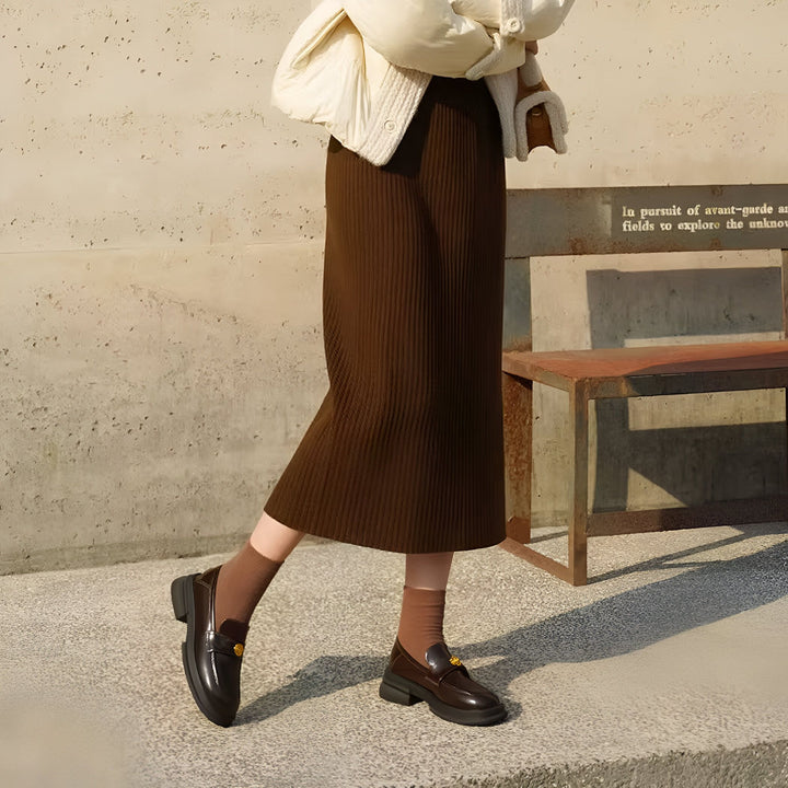 Image d'une femme portant une jupe marron côtelée, un manteau blanc cassé et des mocassins noirs avec des chaussettes marron. Style automnal décontracté et élégant., 45286630490293,45286630523061,45286630555829,45286630588597,45286630621365,45286630654133,45286630686901,45286630719669,45286630752437,45286630785205