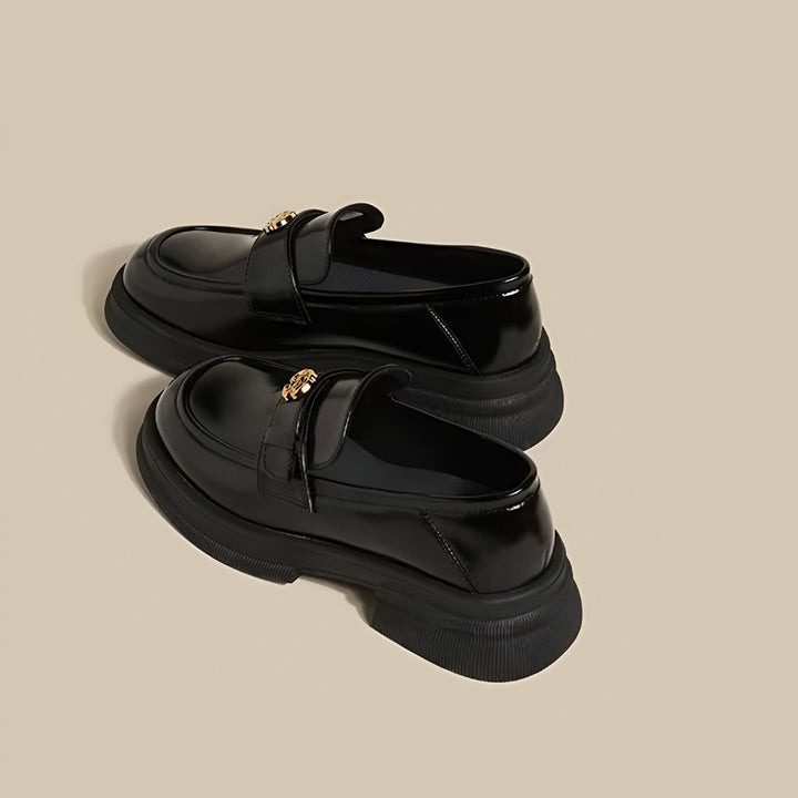 Deux mocassins noirs vernis à semelles compensées épaisses. Fermeture décorative dorée sur le dessus de chaque chaussure. Chaussures mode pour femmes., 45286630490293,45286630523061,45286630555829,45286630588597,45286630621365,45286630654133,45286630686901,45286630719669,45286630752437,45286630785205