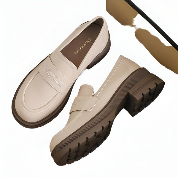 Vue rapprochée de deux mocassins beiges à semelle épaisse marron sur fond blanc., 45286831587509,45286831620277,45286831653045,45286831685813,45286831718581,45286831751349