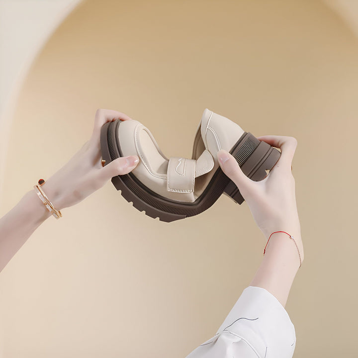 Présentation d'une chaussure beige à semelle épaisse, tenue et pliée par des mains soignées, mettant en avant sa flexibilité et son style unique. Idéale pour la mode et le confort au quotidien., 45286831587509,45286831620277,45286831653045,45286831685813,45286831718581,45286831751349
