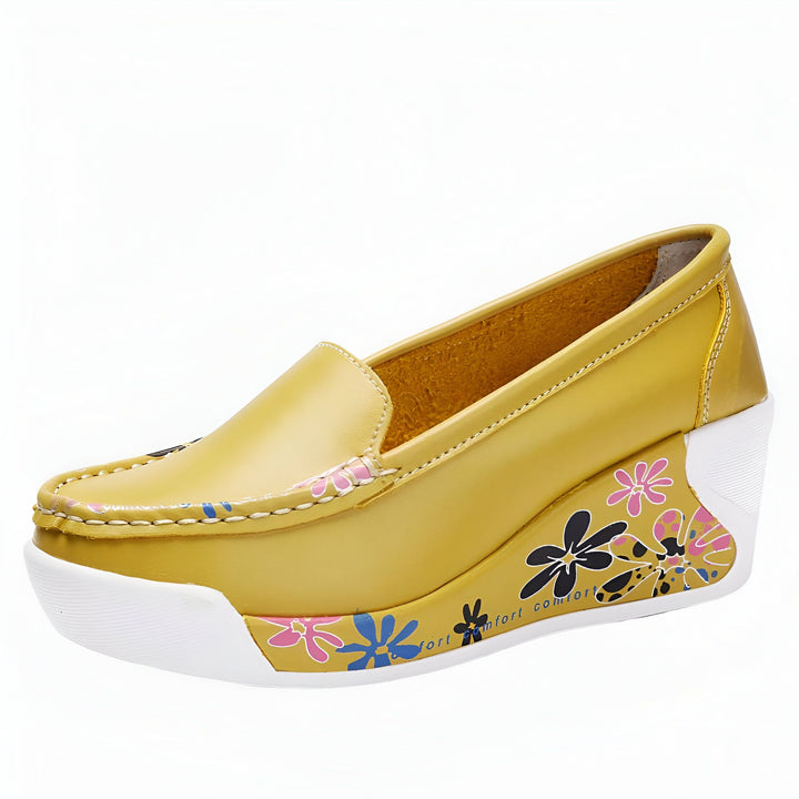Mocassin compensé jaune avec motifs floraux pour femme. Chaussure d'été confortable et élégante., 45286966722741,45286966755509,45286966788277,45286966821045,45286966853813,45286966886581,45286966919349,45286966952117,45286966984885,45286967017653,45286967050421,45286967083189,45286967115957,45286967148725,45286967181493,45286967214261
