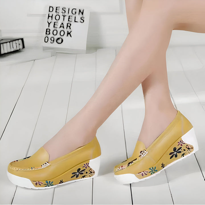 Gros plan sur les pieds d'une femme portant des mocassins compensés jaunes à motifs floraux, devant un livre "Design Hotels Year Book 090" sur un sol blanc. Style tendance et décontracté., 45286966722741,45286966755509,45286966788277,45286966821045,45286966853813,45286966886581,45286966919349,45286966952117,45286966984885,45286967017653,45286967050421,45286967083189,45286967115957,45286967148725,45286967181493,45286967214261