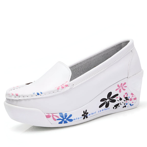 Mocassin blanc compensé pour femme avec motifs floraux colorés sur la semelle et le côté. Chaussure confortable et élégante pour le quotidien., 45286966722741,45286966755509,45286966788277,45286966821045,45286966853813,45286966886581,45286966919349,45286966952117,45286966984885,45286967017653,45286967050421,45286967083189,45286967115957,45286967148725,45286967181493,45286967214261