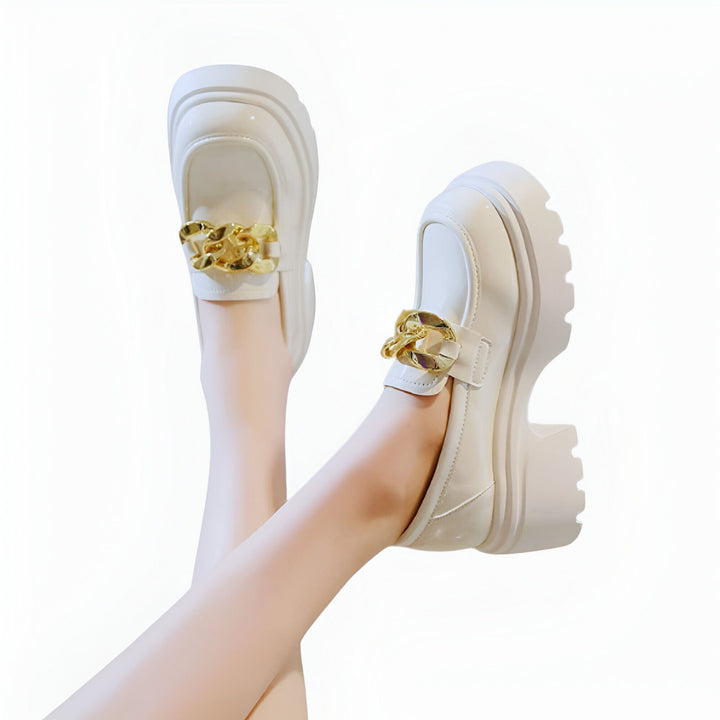 Mocassins plateformes crème avec chaînes dorées. Chaussures élégantes et confortables, idéales pour un look tendance. Mode féminine, accessoires de style., 45286872973493,45286873006261,45286873039029,45286873071797,45286873104565,45286873137333,45286873170101,45286873202869,45286873235637,45286873268405,45286873301173,45286873333941
