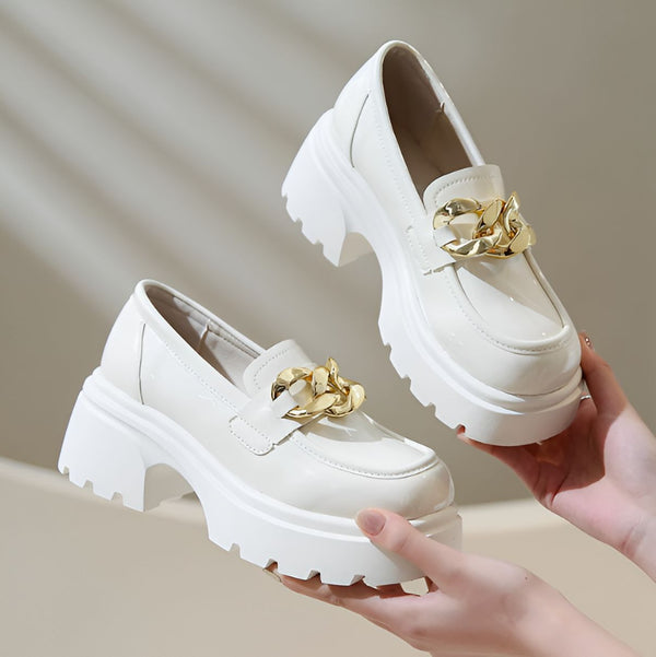 Mocassins blancs à semelle épaisse et chaîne dorée, présentés sur une main. Chaussures élégantes et confortables, parfaites pour un look tendance et moderne. Mode féminine, chaussures vernies, accessoire de style., 45286872973493,45286873006261,45286873039029,45286873071797,45286873104565,45286873137333,45286873170101,45286873202869,45286873235637,45286873268405,45286873301173,45286873333941