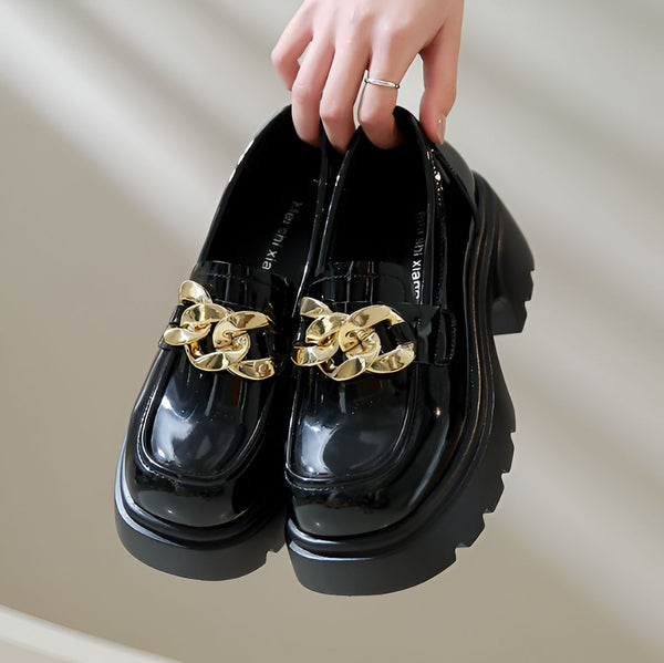 Mocassins noirs vernis à talons épais, ornés d'une chaîne dorée. Chaussures de mode pour femme, style élégant et tendance. Accessoires de chaussures, look moderne., 45286872973493,45286873006261,45286873039029,45286873071797,45286873104565,45286873137333,45286873170101,45286873202869,45286873235637,45286873268405,45286873301173,45286873333941