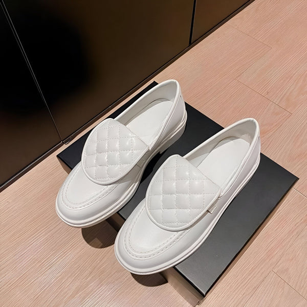 Deux mocassins blancs en cuir avec motif matelassé sur le dessus. Chaussures élégantes et confortables, parfaites pour un look décontracté ou plus habillé. Mode féminine., 45286707888309,45286707921077,45286707953845,45286707986613,45286708019381,45286708052149,45286708084917,45286708117685,45286708150453,45286708183221,45286708215989,45286708248757,45286708281525,45286708314293