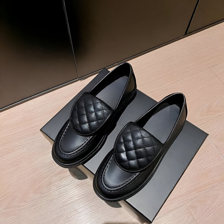 Mocassins noirs pour femmes, cuir matelassé. Chaussures élégantes sur une boîte, intérieur noir, style décontracté., 45286707888309,45286707921077,45286707953845,45286707986613,45286708019381,45286708052149,45286708084917,45286708117685,45286708150453,45286708183221,45286708215989,45286708248757,45286708281525,45286708314293
