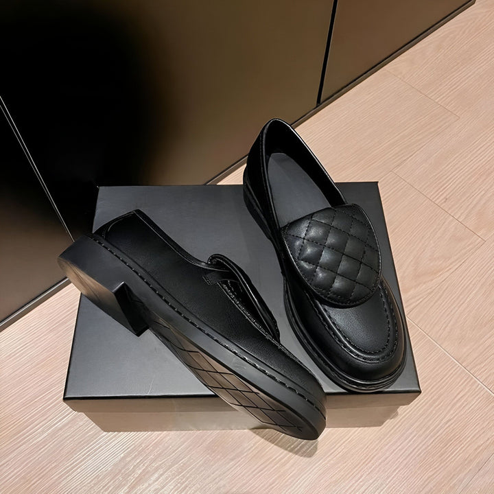 Mocassins noirs élégants avec détails matelassés sur le dessus, posés sur une boîte noire. Chaussures de ville confortables et stylées pour femme., 45286707888309,45286707921077,45286707953845,45286707986613,45286708019381,45286708052149,45286708084917,45286708117685,45286708150453,45286708183221,45286708215989,45286708248757,45286708281525,45286708314293