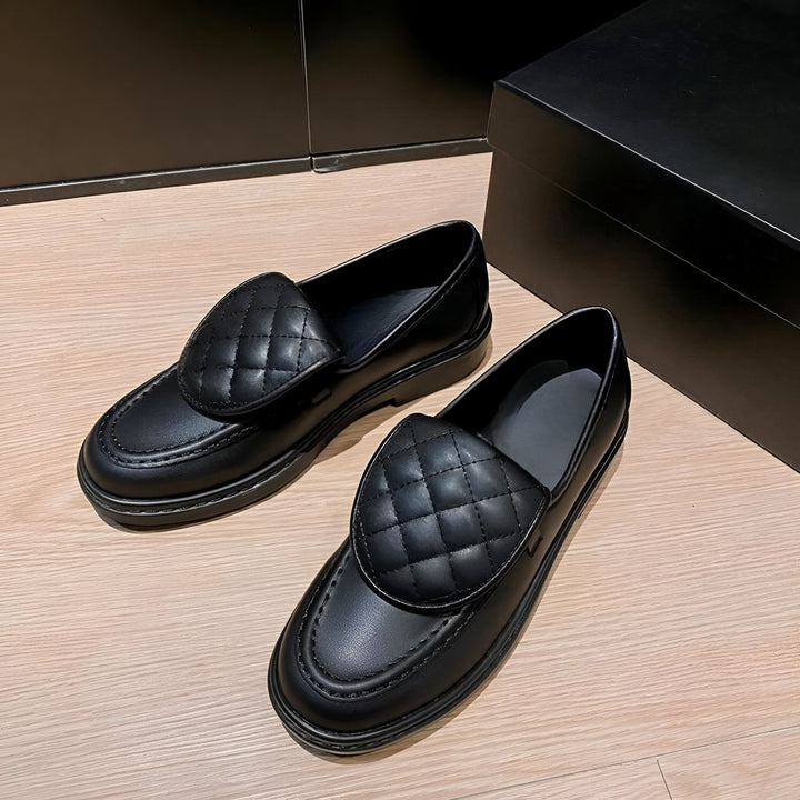 Vue rapprochée de deux mocassins noirs élégants avec détails matelassés. Chaussures de mode pour femme, style classique revisité., 45286707888309,45286707921077,45286707953845,45286707986613,45286708019381,45286708052149,45286708084917,45286708117685,45286708150453,45286708183221,45286708215989,45286708248757,45286708281525,45286708314293