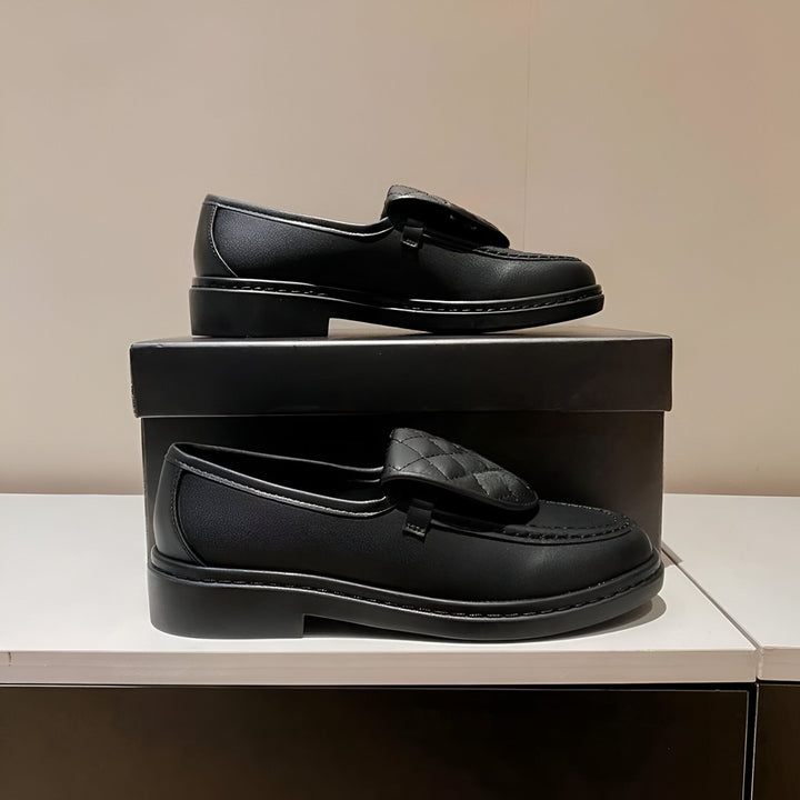 Mocassins noirs élégants sur une boîte. Chaussures basses avec détails matelassés, parfaites pour un look chic et confortable. Mode, chaussures femmes, style décontracté., 45286707888309,45286707921077,45286707953845,45286707986613,45286708019381,45286708052149,45286708084917,45286708117685,45286708150453,45286708183221,45286708215989,45286708248757,45286708281525,45286708314293