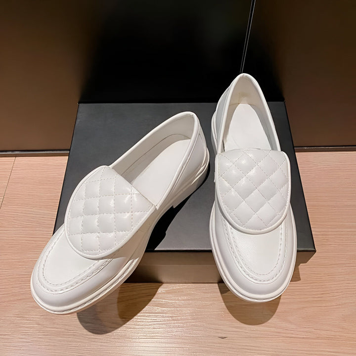 Deux mocassins blancs en cuir matelassé reposant sur une boîte noire, élégance et confort réunis. Idéal pour un look décontracté chic. Chaussures plates femme., 45286707888309,45286707921077,45286707953845,45286707986613,45286708019381,45286708052149,45286708084917,45286708117685,45286708150453,45286708183221,45286708215989,45286708248757,45286708281525,45286708314293
