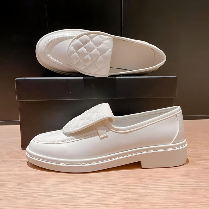Mocassins blancs en cuir matelassé avec semelle épaisse, présentés sur une boîte noire. Chaussures élégantes et confortables, parfaites pour un look tendance et décontracté., 45286707888309,45286707921077,45286707953845,45286707986613,45286708019381,45286708052149,45286708084917,45286708117685,45286708150453,45286708183221,45286708215989,45286708248757,45286708281525,45286708314293