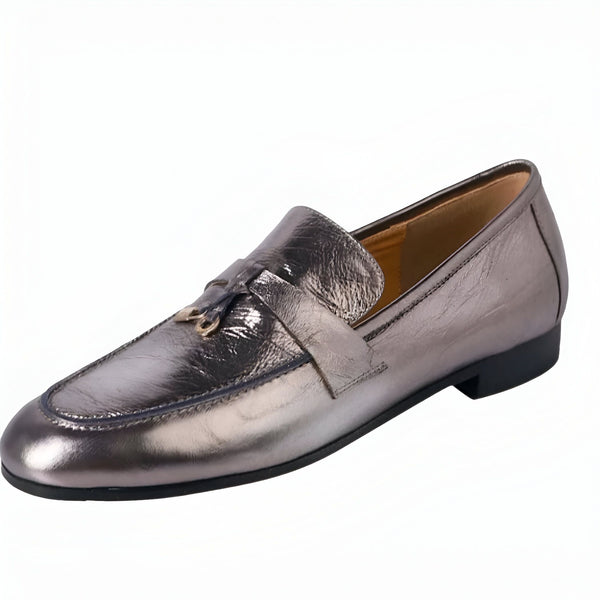 Mocassin en cuir métallisé argenté pour femme, style classique avec bride et détail doré, sur fond blanc. Chaussure élégante et confortable., 45286733185205,45286733217973,45286733250741,45286733283509,45286733316277,45286733349045,45286733381813