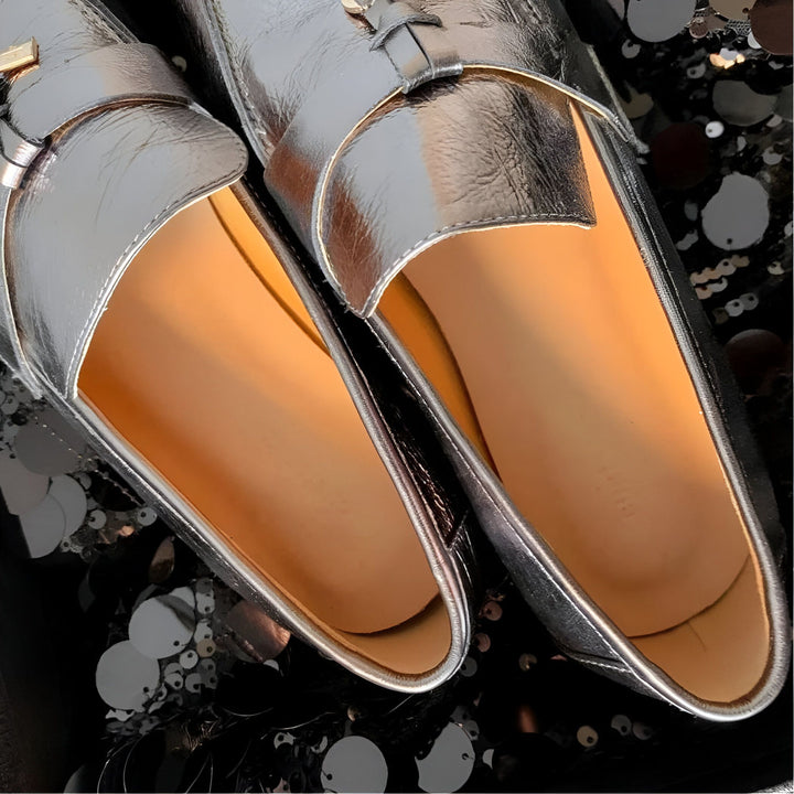 Vue rapprochée de mocassins élégants argentés avec des détails raffinés, posés sur un fond scintillant noir. Chaussures de luxe pour une touche glamour., 45286733185205,45286733217973,45286733250741,45286733283509,45286733316277,45286733349045,45286733381813