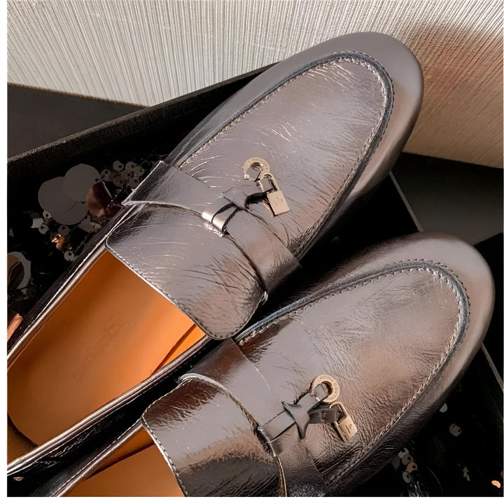Mocassins en cuir argenté avec détails de cadenas, présentés dans une boîte. Chaussures élégantes pour homme ou femme, style luxueux et moderne. Mode automne-hiver., 45286733185205,45286733217973,45286733250741,45286733283509,45286733316277,45286733349045,45286733381813