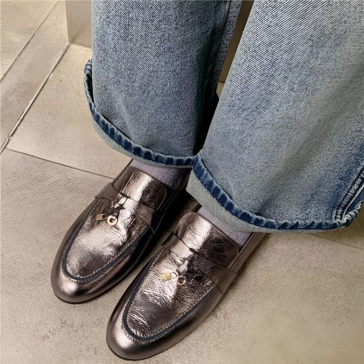 Vue rapprochée de mocassins argentés portés avec un jean bleu clair à ourlet retroussé et des chaussettes grises. Style décontracté et tendance., 45286733185205,45286733217973,45286733250741,45286733283509,45286733316277,45286733349045,45286733381813