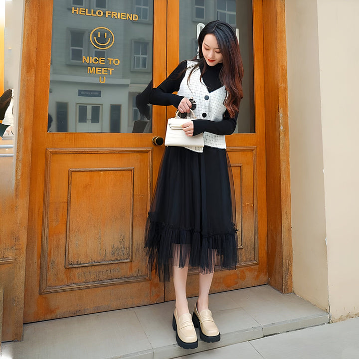 Femme élégante en robe noire à tulle, gilet en tweed et chaussures à plateforme beige. Sac à main blanc assorti. Porte en bois avec inscription "Hello Friend". Mode automne/hiver., 45286916948149,45286916980917,45286917013685,45286917046453,45286917079221,45286917111989,45286917144757,45286917177525,45286917210293,45286917243061,45286917275829,45286917308597,45286917341365,45286917374133,45286917406901,45286917439669,45286917472437,45286917505205,45286917537973,45286917570741,45286917603509,452869176