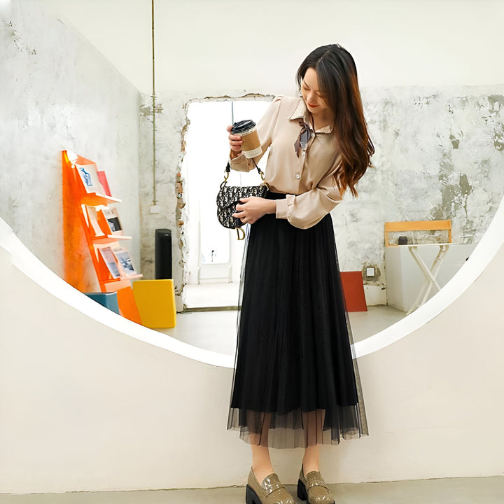 Femme asiatique élégante en chemisier beige, jupe longue noire en tulle et mocassins. Elle tient un café à emporter et un sac à main Dior. Fond de décor design moderne avec étagères et miroir rond., 45286916948149,45286916980917,45286917013685,45286917046453,45286917079221,45286917111989,45286917144757,45286917177525,45286917210293,45286917243061,45286917275829,45286917308597,45286917341365,45286917374133,45286917406901,45286917439669,45286917472437,45286917505205,45286917537973,45286917570741,452