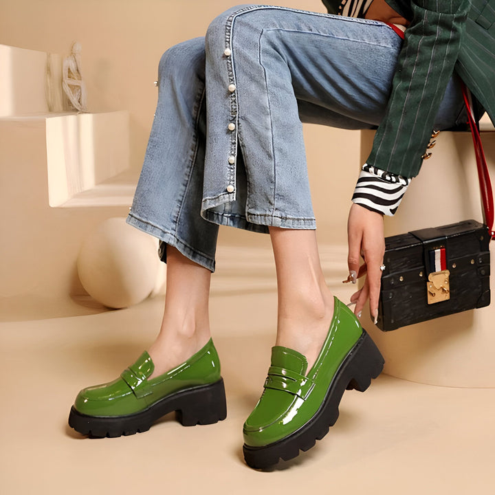 Mocassins plateformes vert olive vernis, portés avec jean bleu et blazer rayé. Sac à main noir structuré avec bandoulière rouge. Style mode automne., 45286916948149,45286916980917,45286917013685,45286917046453,45286917079221,45286917111989,45286917144757,45286917177525,45286917210293,45286917243061,45286917275829,45286917308597,45286917341365,45286917374133,45286917406901,45286917439669,45286917472437,45286917505205,45286917537973,45286917570741,45286917603509,45286917636277,45286917669045,4528691770